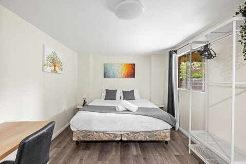 Spacious King Studio Room - Nearby Station & Shops - Located At Carramar - Tourism Caloundra 0