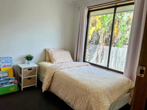 Stay Next To Train Station! Melbourne CBD 12 Km! - Tourism Caloundra 3