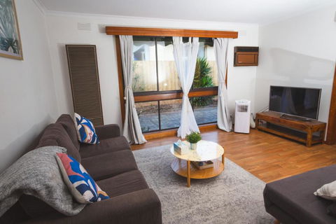 Stay Next To Train Station! Melbourne CBD 12 Km! - Tourism Caloundra 0