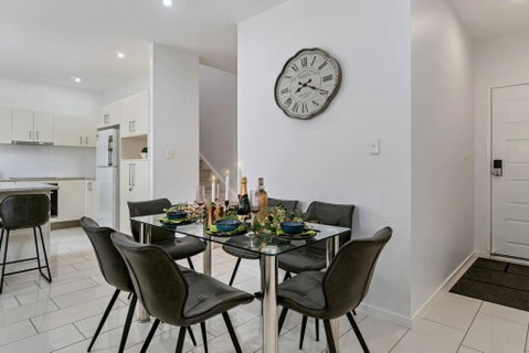 Stunning 3-bedroom Townhouse - Tourism Caloundra 2