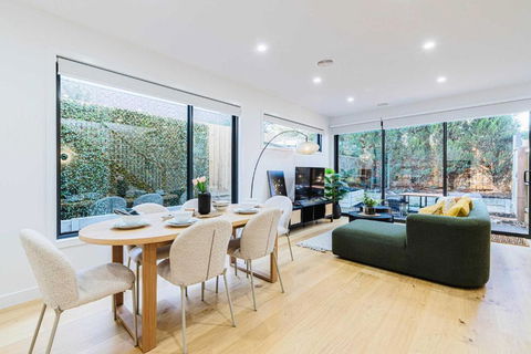 Stylish 4BR Family Townhouse With Private Courtyard - Tourism Caloundra 0