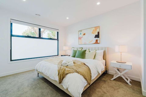 Stylish 4BR Family Townhouse With Private Courtyard - Tourism Caloundra 2