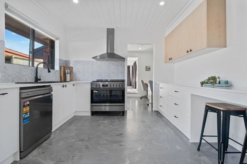 Telopea - Contemporary & Refined Sophistication - Tourism Caloundra 2