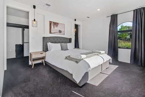 Telopea - Contemporary & Refined Sophistication - Tourism Caloundra 3