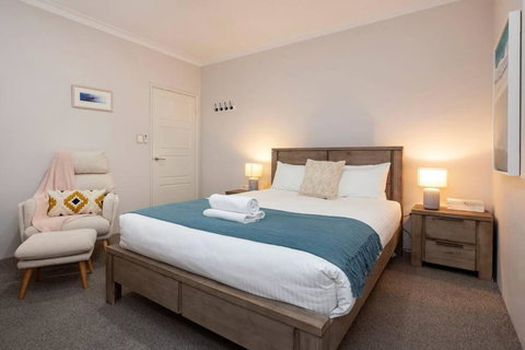 The Bay Retreat - Tourism Caloundra 3