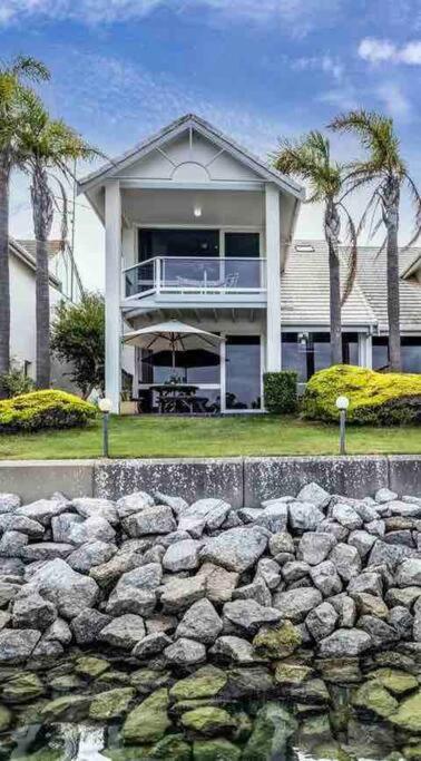 The Blacklighters-Waterfront Retreat - Tourism Caloundra 3