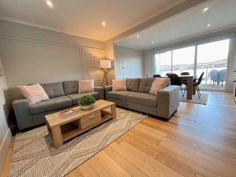 The Bridge Seaside Riveting House At Rose Bay - Tourism Caloundra 1