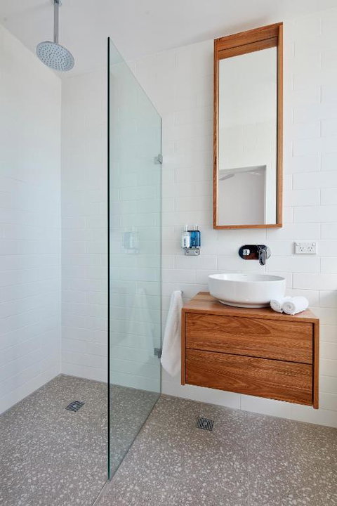 The Clovelly Hotel - Tourism Caloundra 1