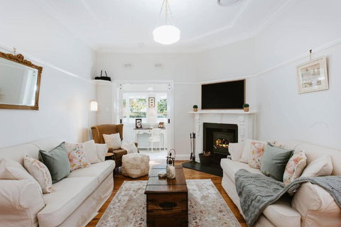 The Cottage On Lawson - Heritage Elegance In Mudgee - Tourism Caloundra 0