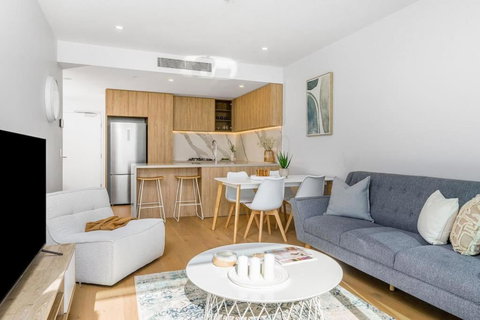 The Darling Of Broadbeach - With Spectacular Views - Tourism Caloundra 3