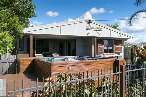 Beachside Cottages - Tourism Caloundra 1