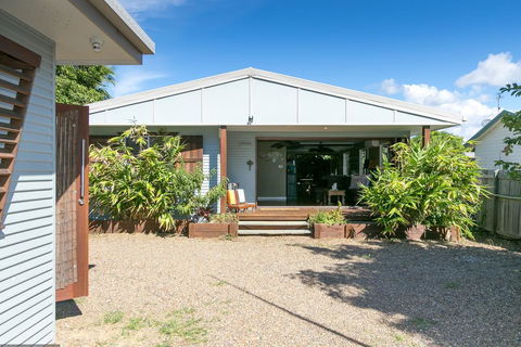 Beachside Cottages - Tourism Caloundra 2