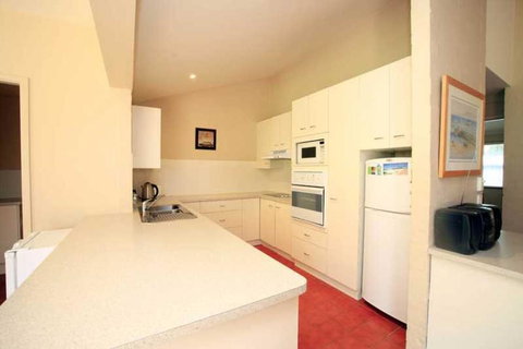 BEACHSIDE VILLA 2 - Tourism Caloundra 0