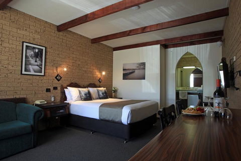 Belltower Motor Inn - Tourism Caloundra 0