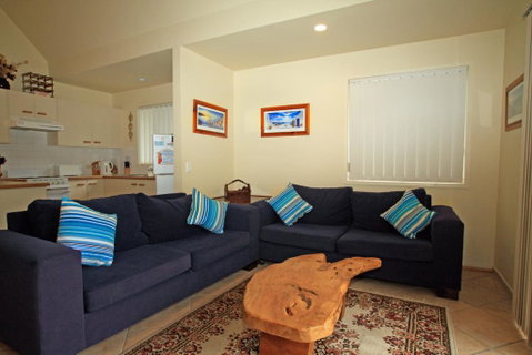 Berrara Lagoon Front Chalet - Tourism Caloundra 2