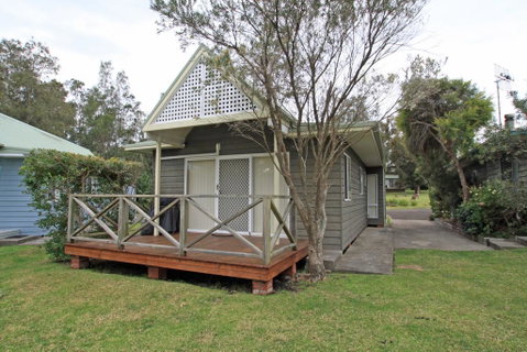 Berrara Lagoon Front Chalet - Tourism Caloundra 1