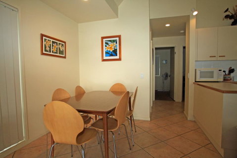 Berrara Lagoon Front Chalet - Tourism Caloundra 3