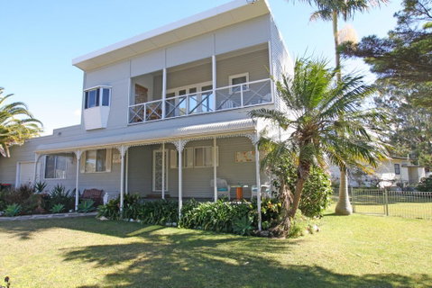 Berrara's Home Away From Home - Tourism Caloundra 0