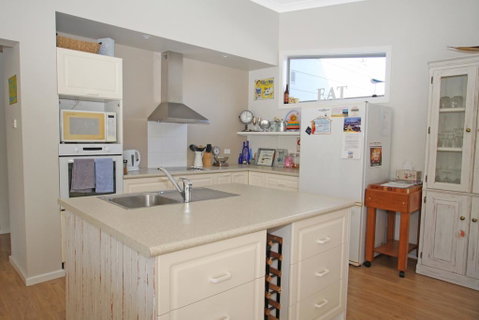 Berrara's Home Away From Home - Tourism Caloundra 3