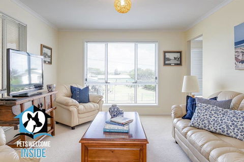 Big Stylish House With River Views, Games Room & WiFI - Tourism Caloundra 3