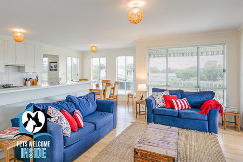 Big Stylish House With River Views, Games Room & WiFI - Tourism Caloundra 1