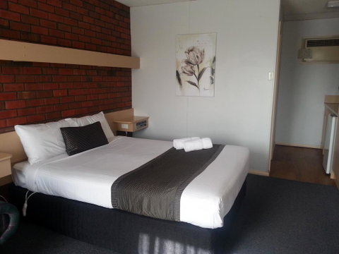 Big Valley Lakeside Paradise Motor Inn - Tourism Caloundra 1