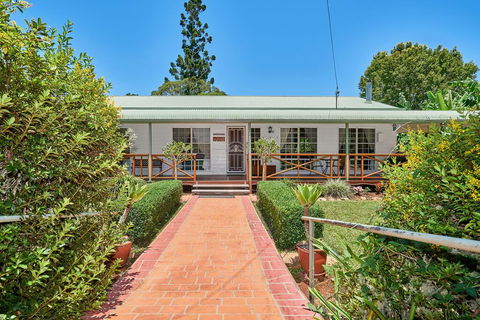 Birds 'n' Bloom Cottages - Tourism Caloundra 3