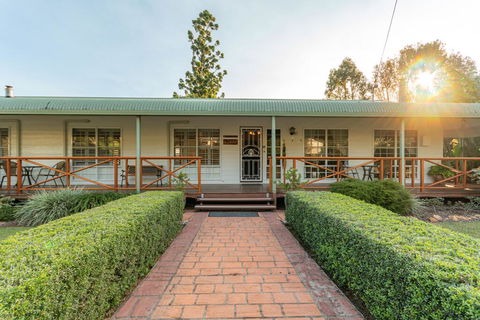 Birds 'n' Bloom Cottages - Tourism Caloundra 0