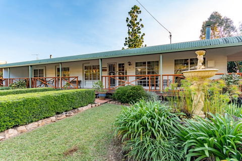 Birds 'n' Bloom Cottages - Tourism Caloundra 2