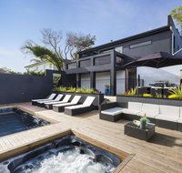 Blairgowrie Oasis Luxury retreat with spapool fireplace golf putting green - Tourism Caloundra