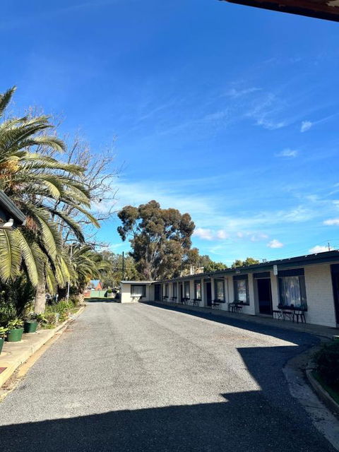 The Shamrock Hotel Balranald - Tourism Caloundra 1