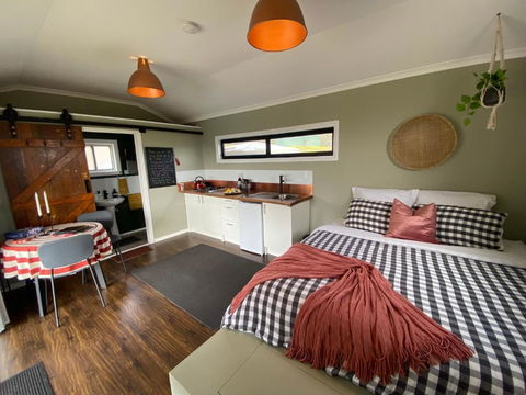 Tiny Home On A Hill - Tourism Caloundra 0