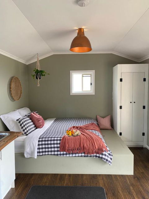 Tiny Home On A Hill - Tourism Caloundra 1
