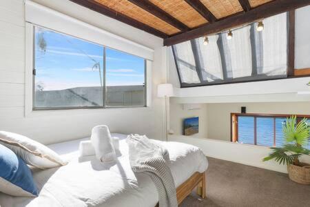 Waterfront Scotland Island Holiday Home - Family & Pet Friendly - 3 Bedrooms - Wifi - Netflix - Private Jetty - Tourism Caloundra 3