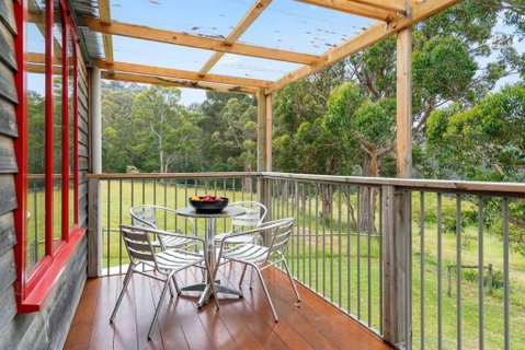 Wine Loft - Cosy Country Retreat With Ocean Views - Tourism Caloundra 3