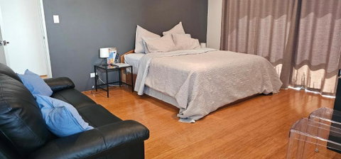 Private King Bed Guest Suite - Tourism Caloundra 0