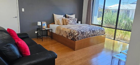 Private King Bed Guest Suite - Tourism Caloundra 2