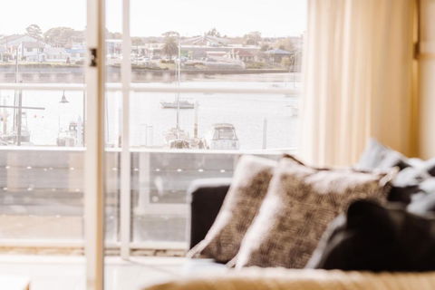York Cove Hotel - Tourism Caloundra 0