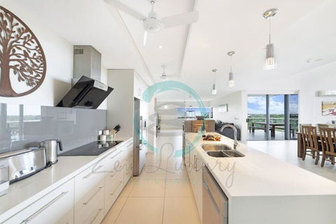 ZEN LUXURY: 2-Story 4-BR Penthouse In Darwin City With Mindal Markets & Harbour Views - Tourism Caloundra 0